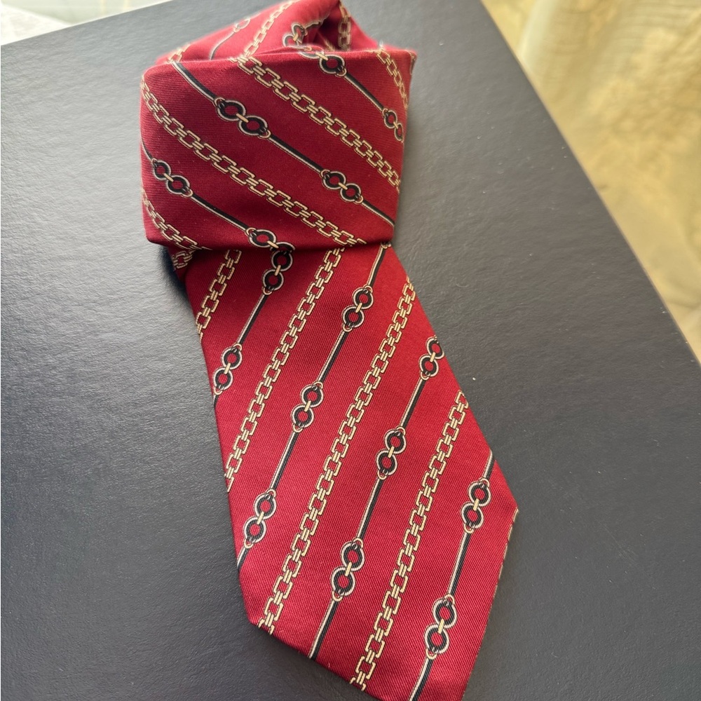 Red and Gold Diagonal Horse bit & Chain Tie